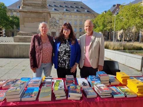 Liliane Skalecki (Fontaine) & Claudia Schmid mit Ulrich Wellhöfer beim Salon franco-allemand du livre.